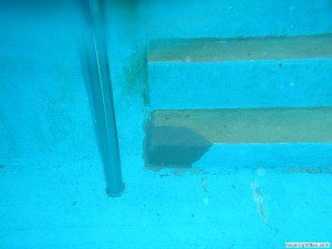 Nood betonreparatie trap buitenbad Orka zwembadreparatie