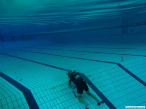 Tegelreparatie schuine wand duiklkuil Orka zwembadreparatie