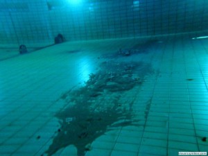 Vuil onder beweegbare bodem Orka zwembadreparatie