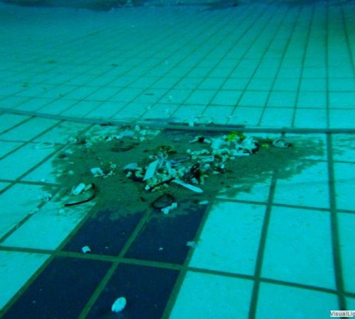Vuil onder beweegbare bodem Orka zwembadreparatie